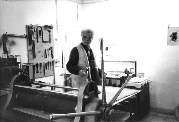 Guido Strazza nel suo studio di Monte Ripone, in una fotografia di Sergio Pucci del 1988